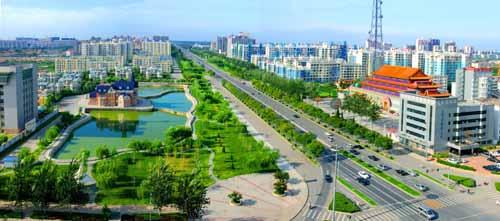 夕阳映照下的廊坊老街风情